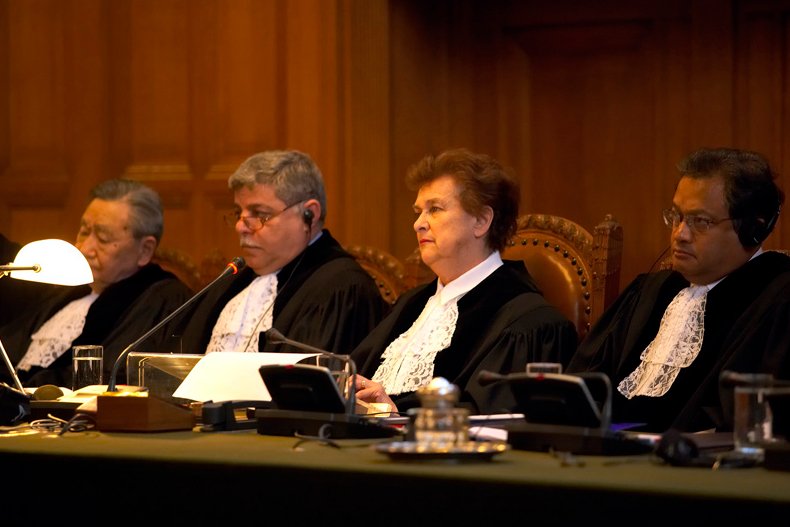 Międzynarodowy Trybunał Sprawiedliwości, który zajmuje się podobnymi przypadkami. Charlesa Taylora sądził Sąd Specjalny dla Sierra Leone.