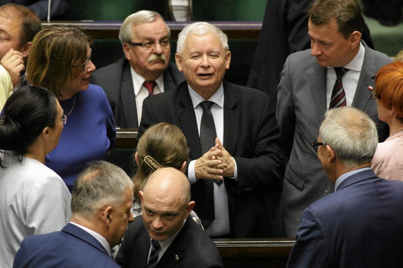 Prezes PiS Jarosław Kaczyński otacza się różnymi kręgami współpracowników i pochlebców