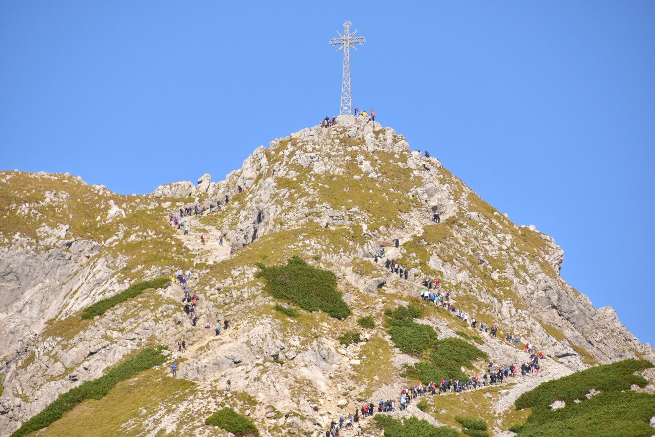 Kolejka na Giewont. Ratownicy i przewodnicy opowiadają o zachowaniu turystów w Tatrach i Beskidach.