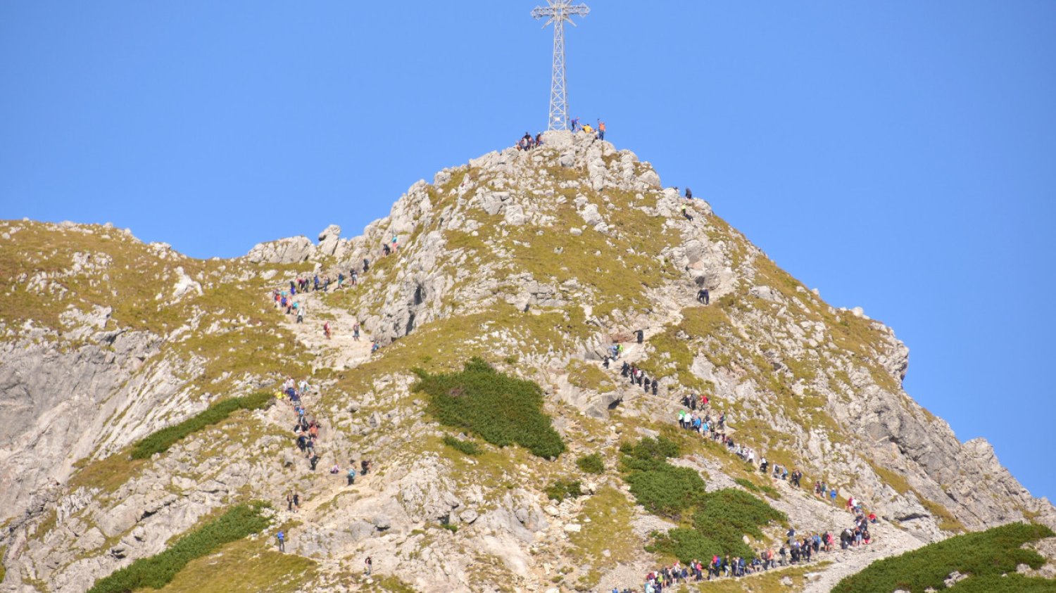 Kolejka na Giewont. Ratownicy i przewodnicy opowiadają o zachowaniu turystów w Tatrach i Beskidach.