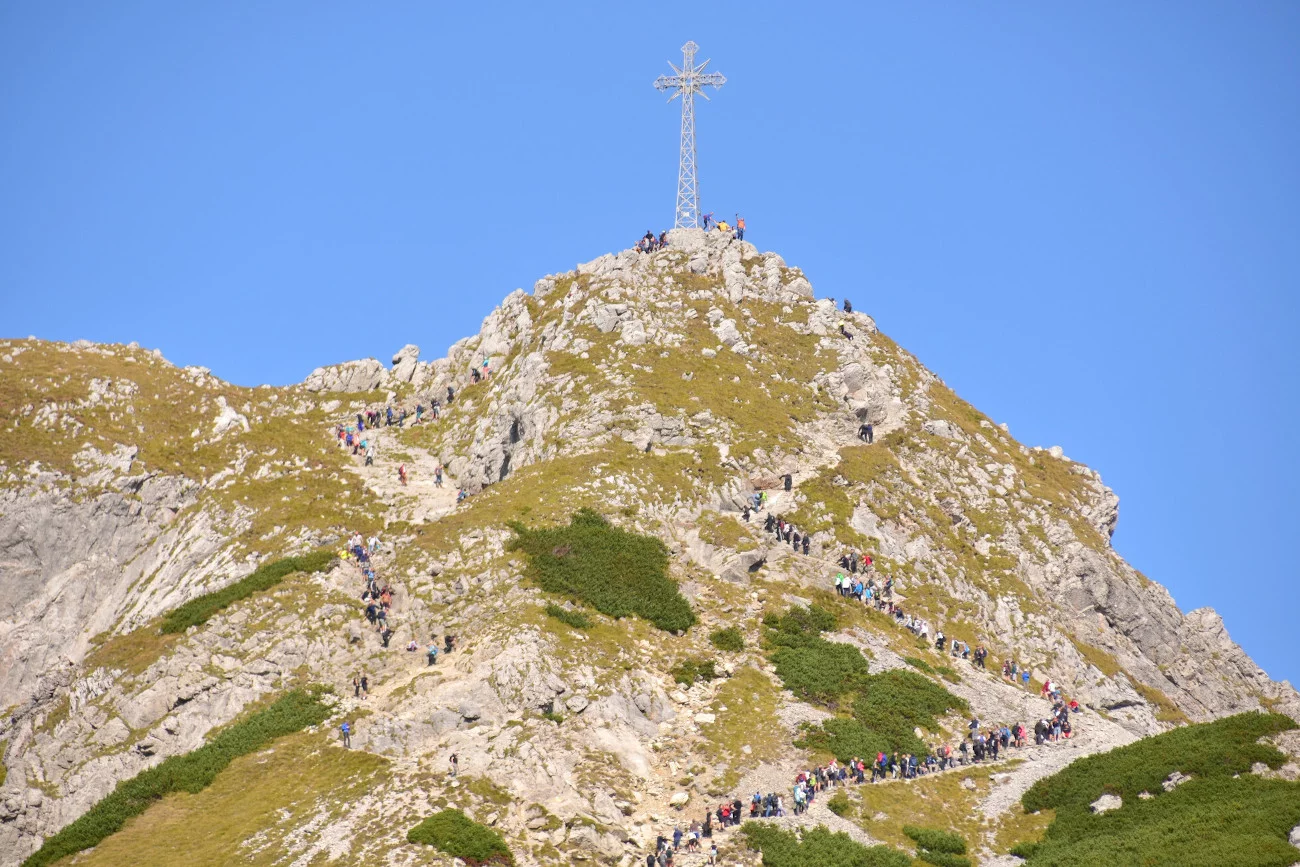Kolejka na Giewont. Ratownicy i przewodnicy opowiadają o zachowaniu turystów w Tatrach i Beskidach.