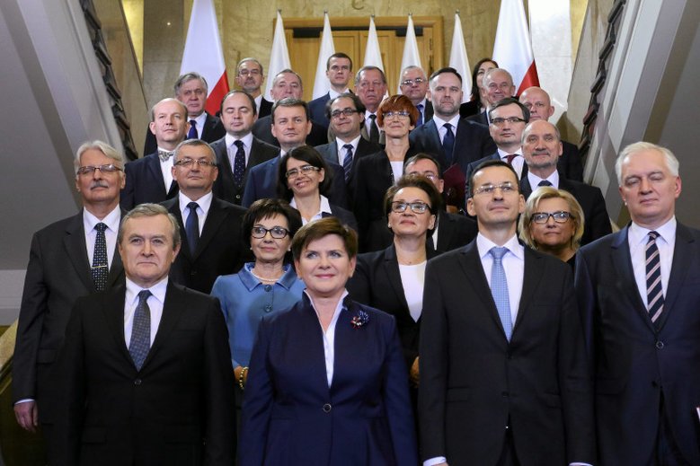 Według najnowszego sondażu Kantar Public liczba przeciwników rządu PiS przekroczyła liczbę jego zwolenników (zdjęcie z  2015 r.).