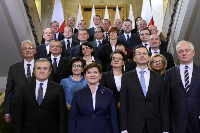 Według najnowszego sondażu Kantar Public liczba przeciwników rządu PiS przekroczyła liczbę jego zwolenników (zdjęcie z 2015 r.).
