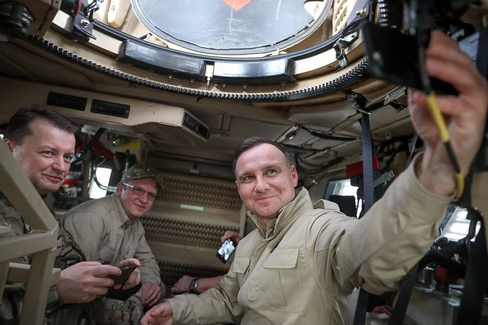 Andrzej Duda w Afganistanie pozował do selfie.