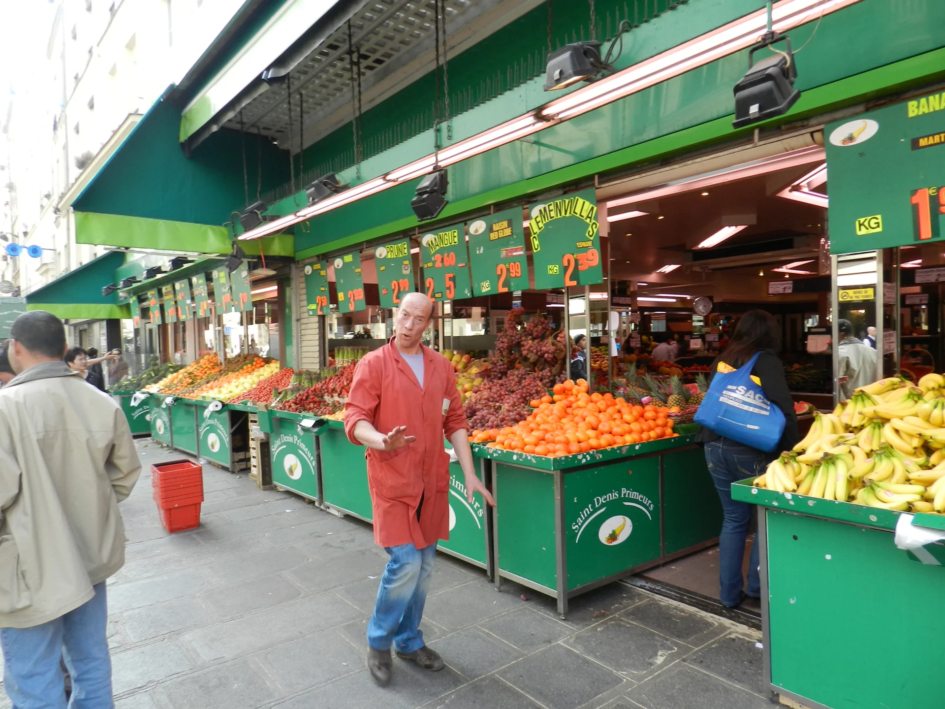 Jeden z kolorowych targów warzywnych na rue du Faubourg Saint Denis
