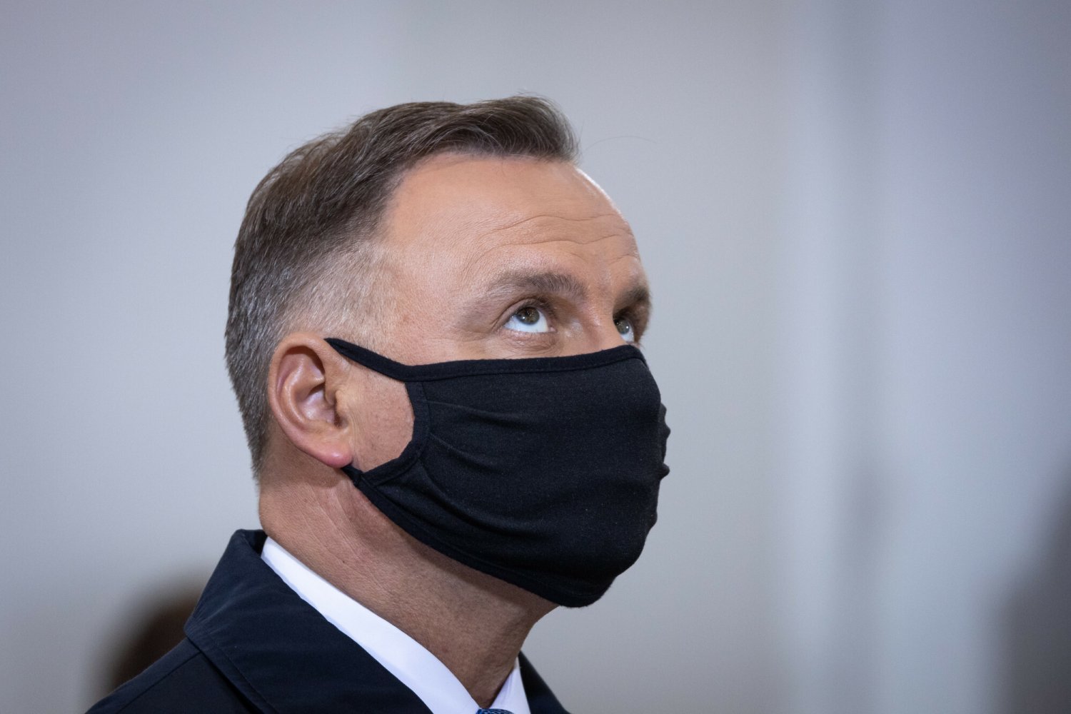 Wyniki najnowszego sondażu wskazują na to, że coraz mniej osób jest zadowolonych z poczynań Andrzeja Dudy.