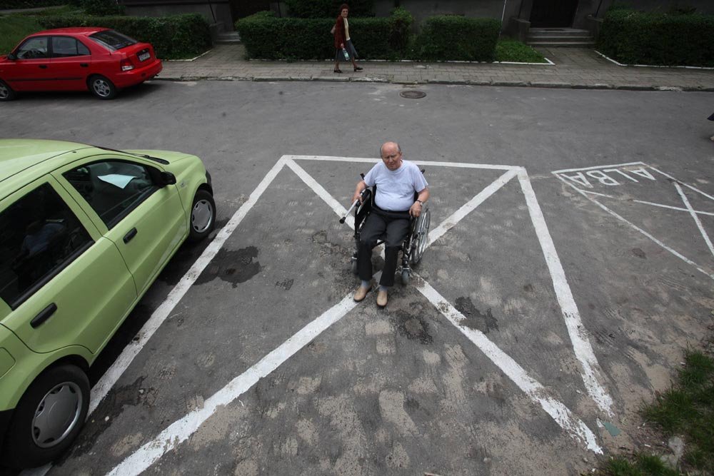 Niepełnosprawny Stefan Dębski na miejscu parkingowym