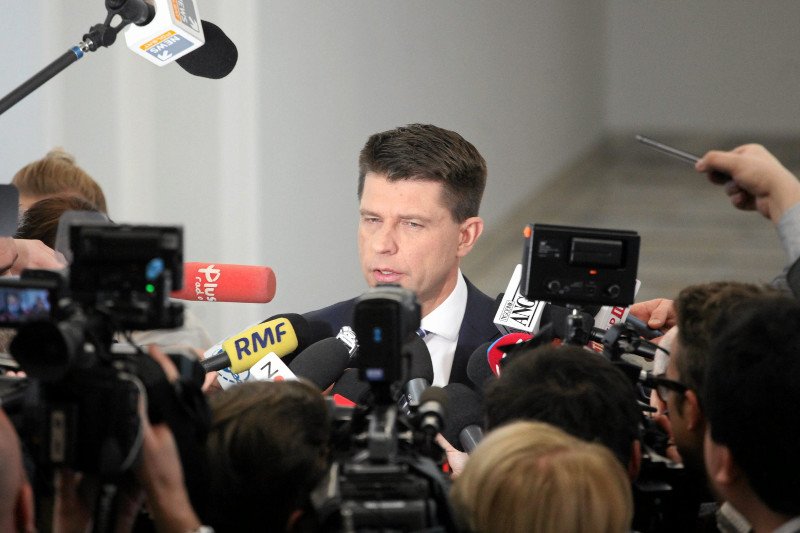 Szef Nowoczesnej, Ryszard Petru, wpadł w duże tarapaty wizerunkowe. Trudno mu będzie z nich wyjść bez zastosowania radykalnych kroków.