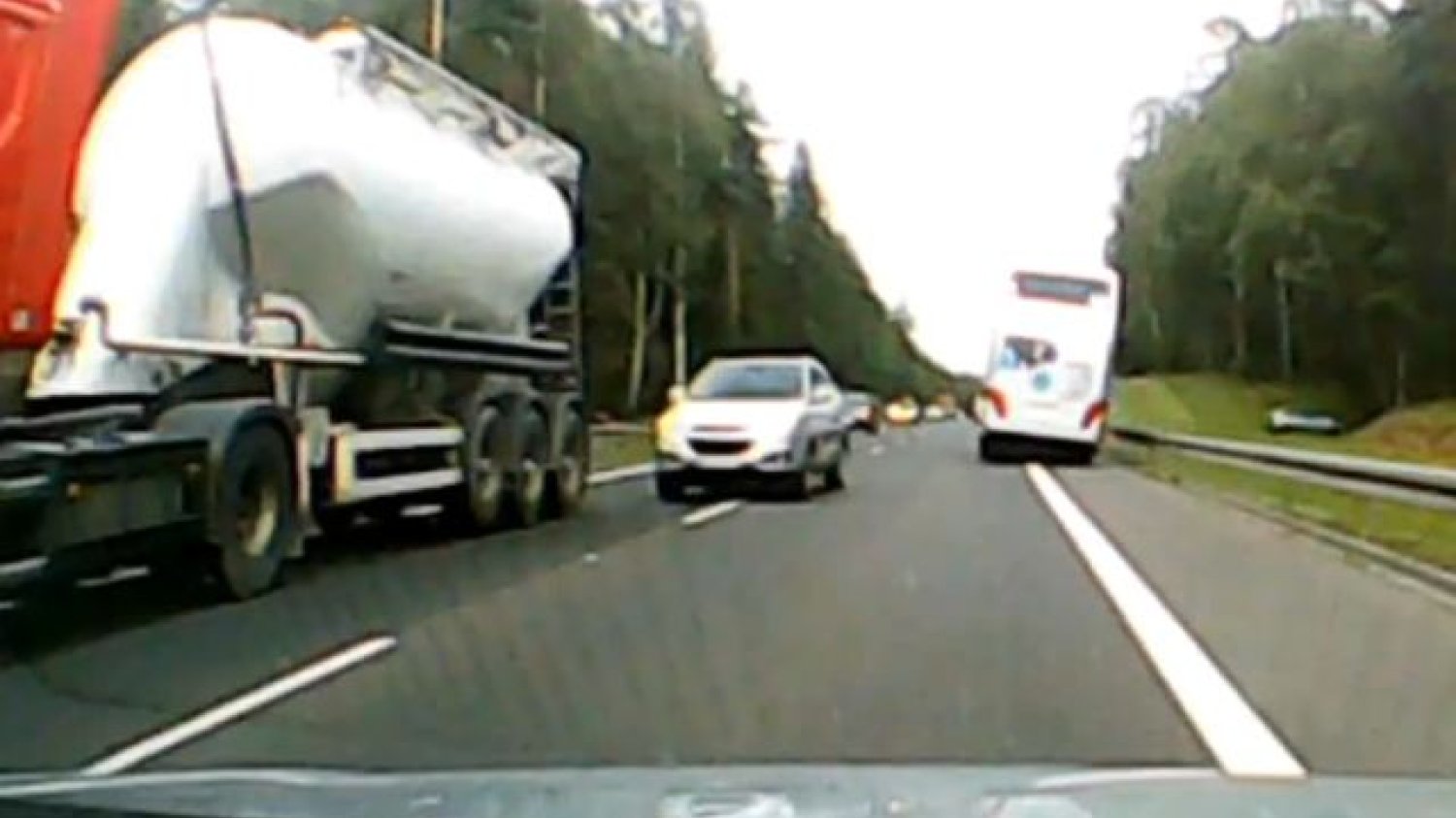 O włos od tragedii. Na szczęście wykazał się kierowca autokaru i... system stabilizacji toru jazdy.