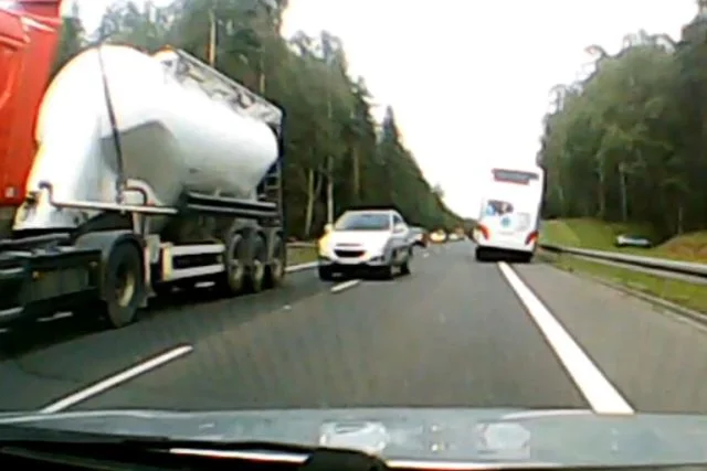 O włos od tragedii. Na szczęście wykazał się kierowca autokaru i... system stabilizacji toru jazdy.