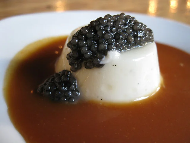 Waniliowa panna cotta z białej czekolady z kawiorem w sosie karmelowym, tylko dla smakoszy? Fot. [url=http://bit.ly/1Mqpwnd]Arnold Gatilao[/url] / [url=http://bit.ly/1rRyEZO]CC-BY-SA[/url]