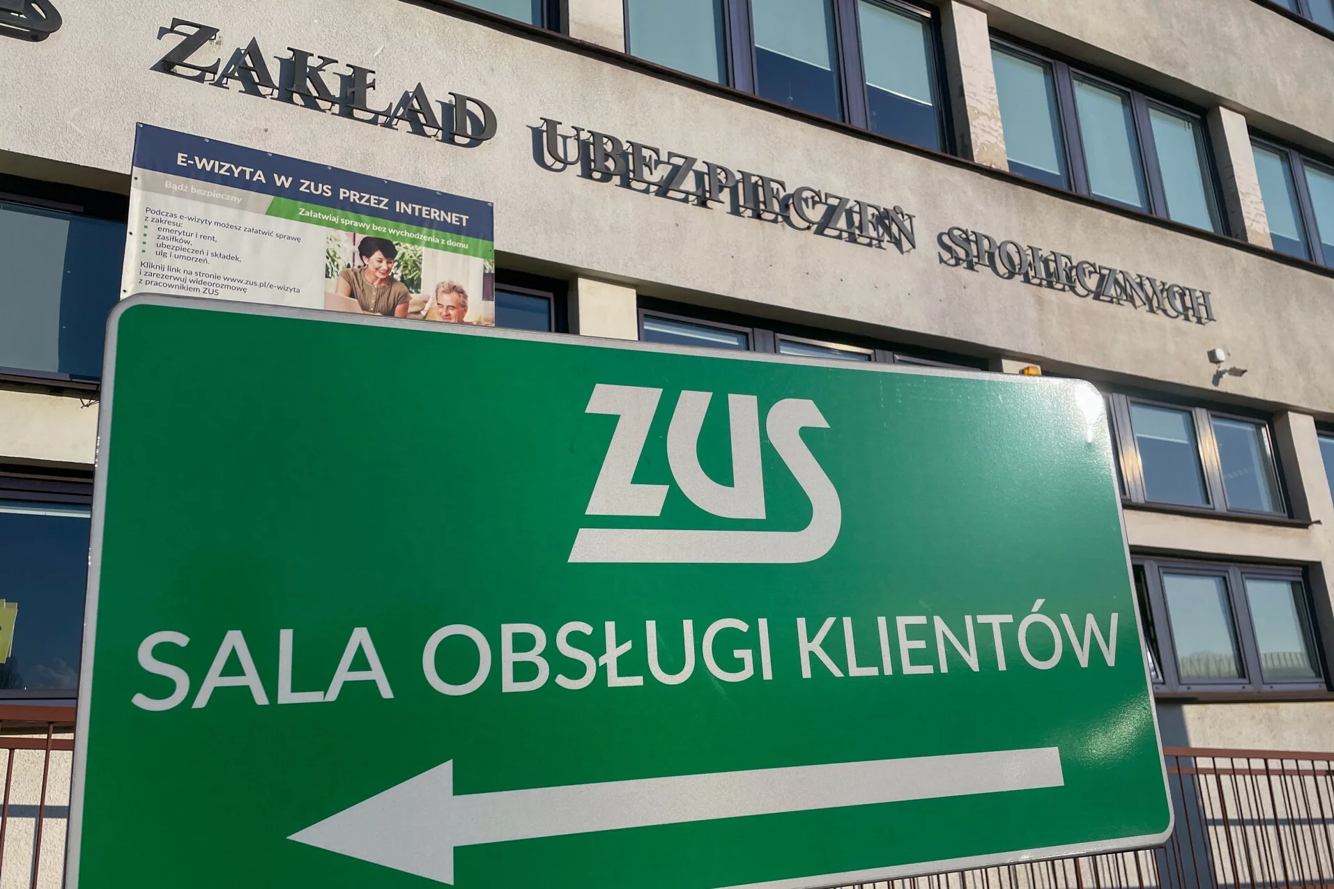 Budynek Zakładu Ubezpieczeń Społecznych.