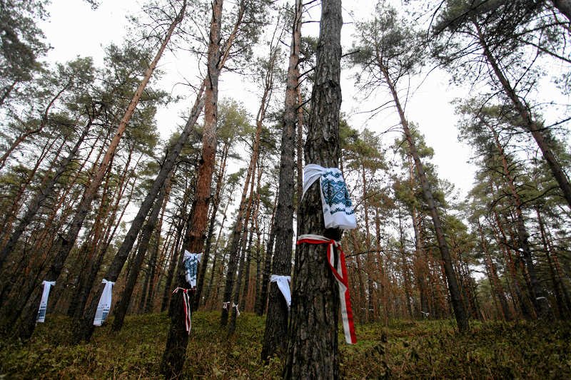 Bykownia, uroczystość wmurowania aktu erekcyjnego polskiego cmentarza wojennego 28.11.2011