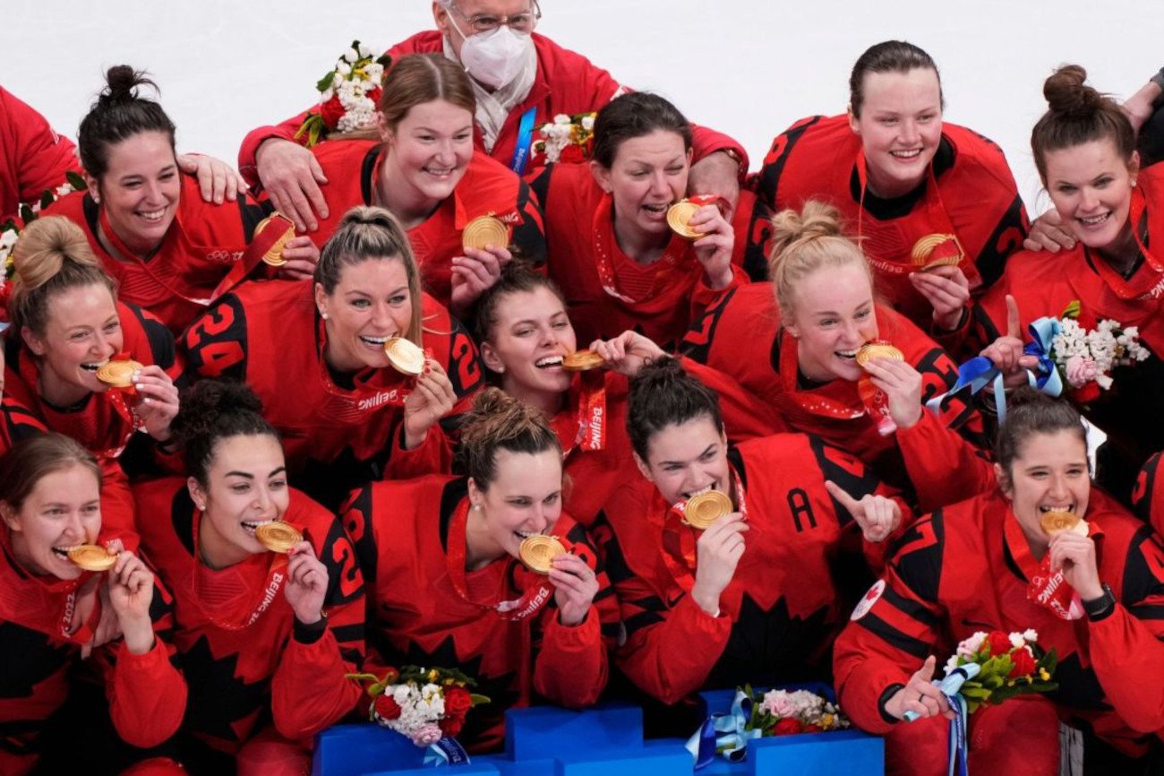 Kanadyjki zwyciężyły w finale turnieju hokeistek, zwyciężając pojedynek o złoto 3:2 z reprezentantkami USA.