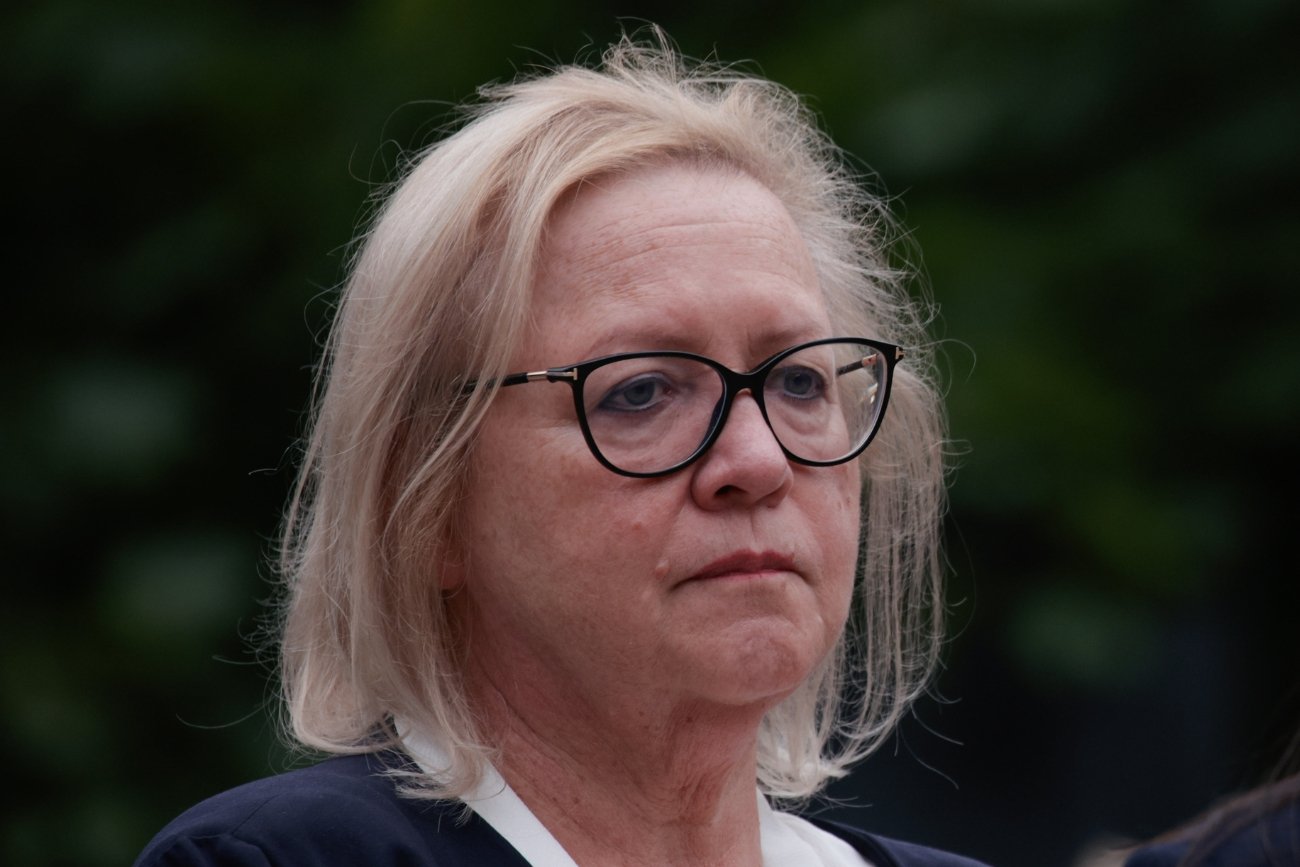 Мановска рассылает письма самым важным людям в штате. Она предлагает провести "круглый стол".