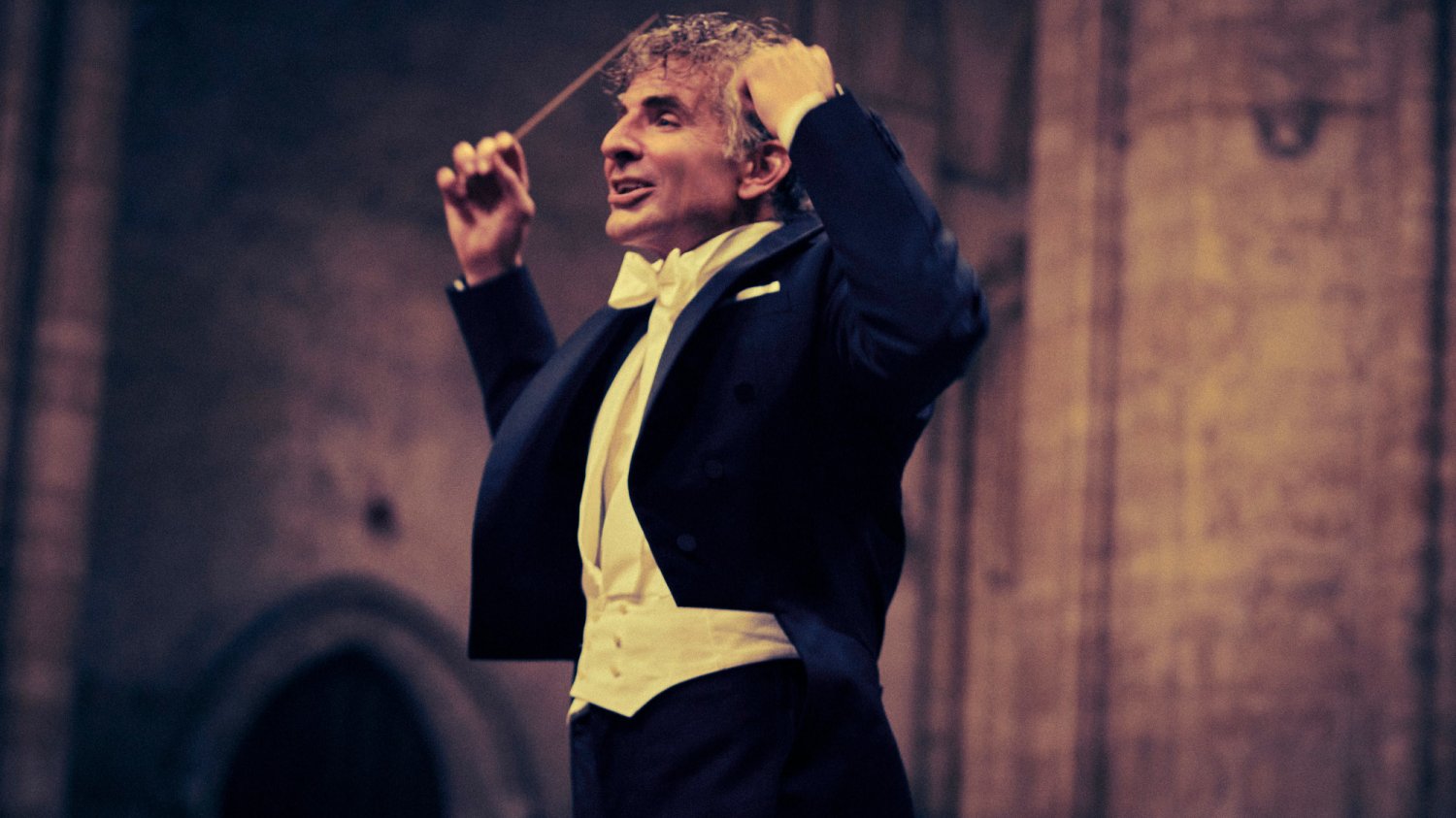 Maestro recenzja Bradley Cooper jako Leonard Bernstein