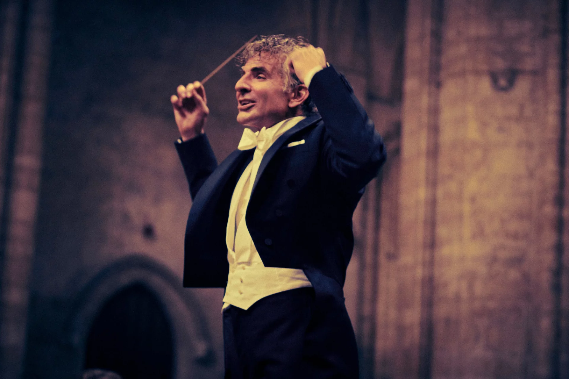 Maestro recenzja Bradley Cooper jako Leonard Bernstein