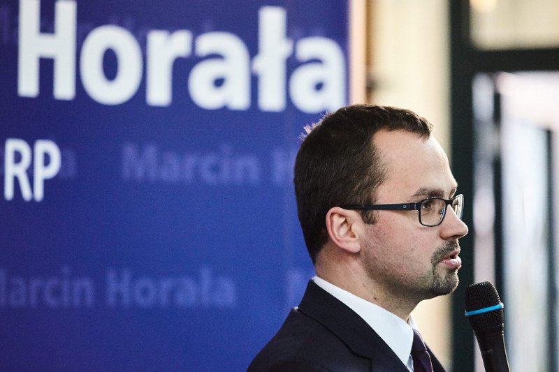 Marcin Horała w ogólnopolskiej polityce zaistniał zaledwie dwa lata temu. Od tego czasu kontrowersyjnymi wypowiedziami pilnie pracuje na to, by jego nazwisko było rozpoznawalne.