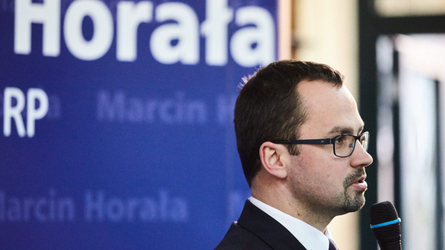Marcin Horała w ogólnopolskiej polityce zaistniał zaledwie dwa lata temu. Od tego czasu kontrowersyjnymi wypowiedziami pilnie pracuje na to, by jego nazwisko było rozpoznawalne.