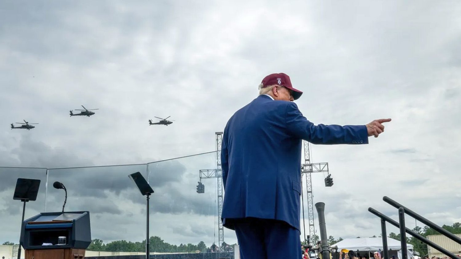 Trump pisze, że irańscy twardogłowi, którzy wypowiadali się przeciwko porozumieniu, teraz "wszyscy są martwi". "A będzie tylko gorzej!" - dodał.