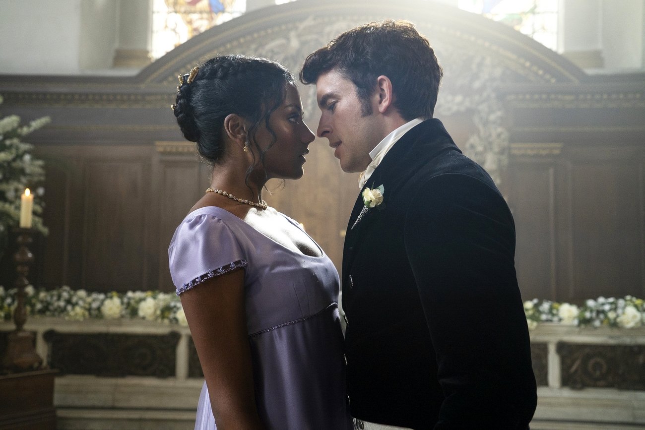 Simone Ashley jako Kate Sharma i Jonathan Bailey jako Anthony Bridgerton w serialu "Bridgertonowie".