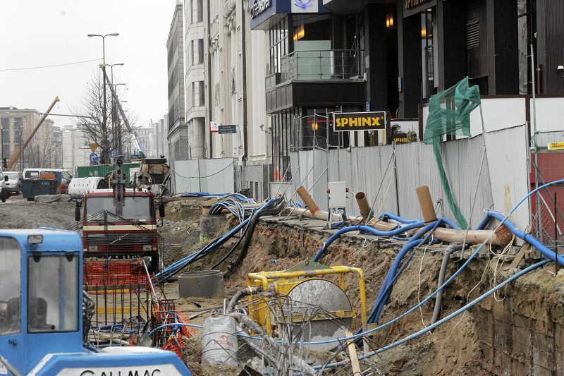 Do problemów przy tunelu Wisłostrady i osunięciami ziemi na ulicy Świętokrzyskiej dołączyły problemy na Placu Defilad. Tak wygląda budowa drugiej linii metra.