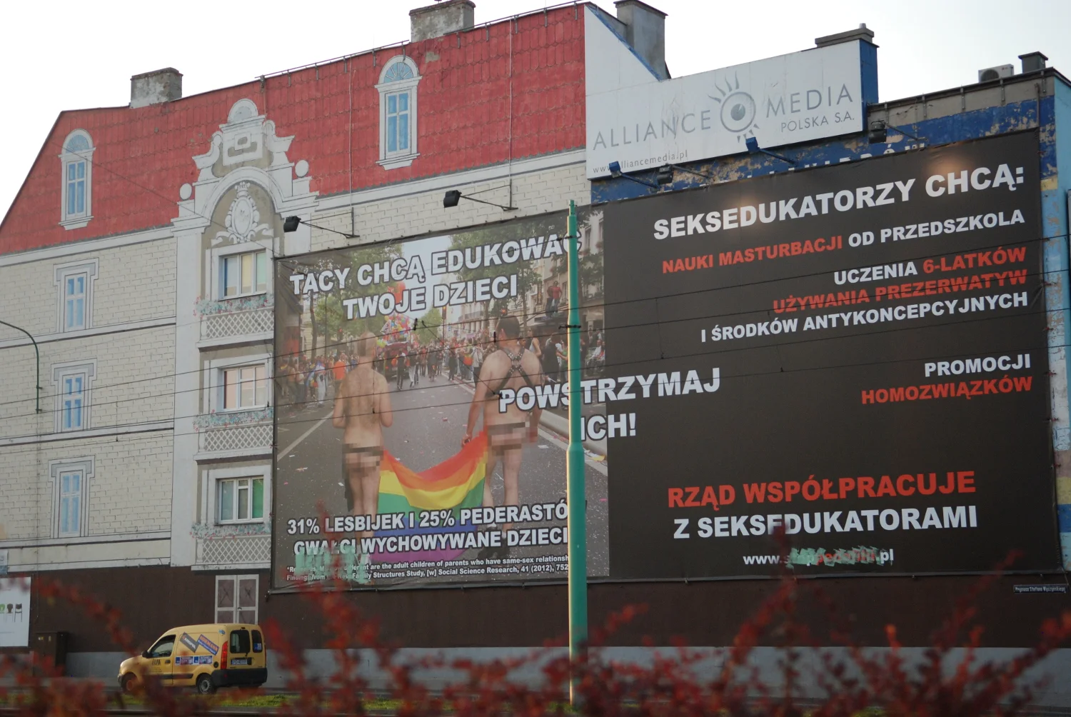 Słynna poznańska kamienica z bannerem walczącym z pederastią