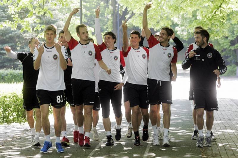 Decyzją prezesa Józefa Wojciechowskiego wszyscy piłkarze Polonii Warszawa zostali "zdegradowani" do "Klubu Kokosa"