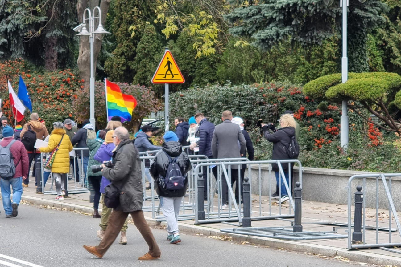Po prawie 7 latach zniknęły barierki odgradzające Sejm. Obywatele sami je rozmontowali