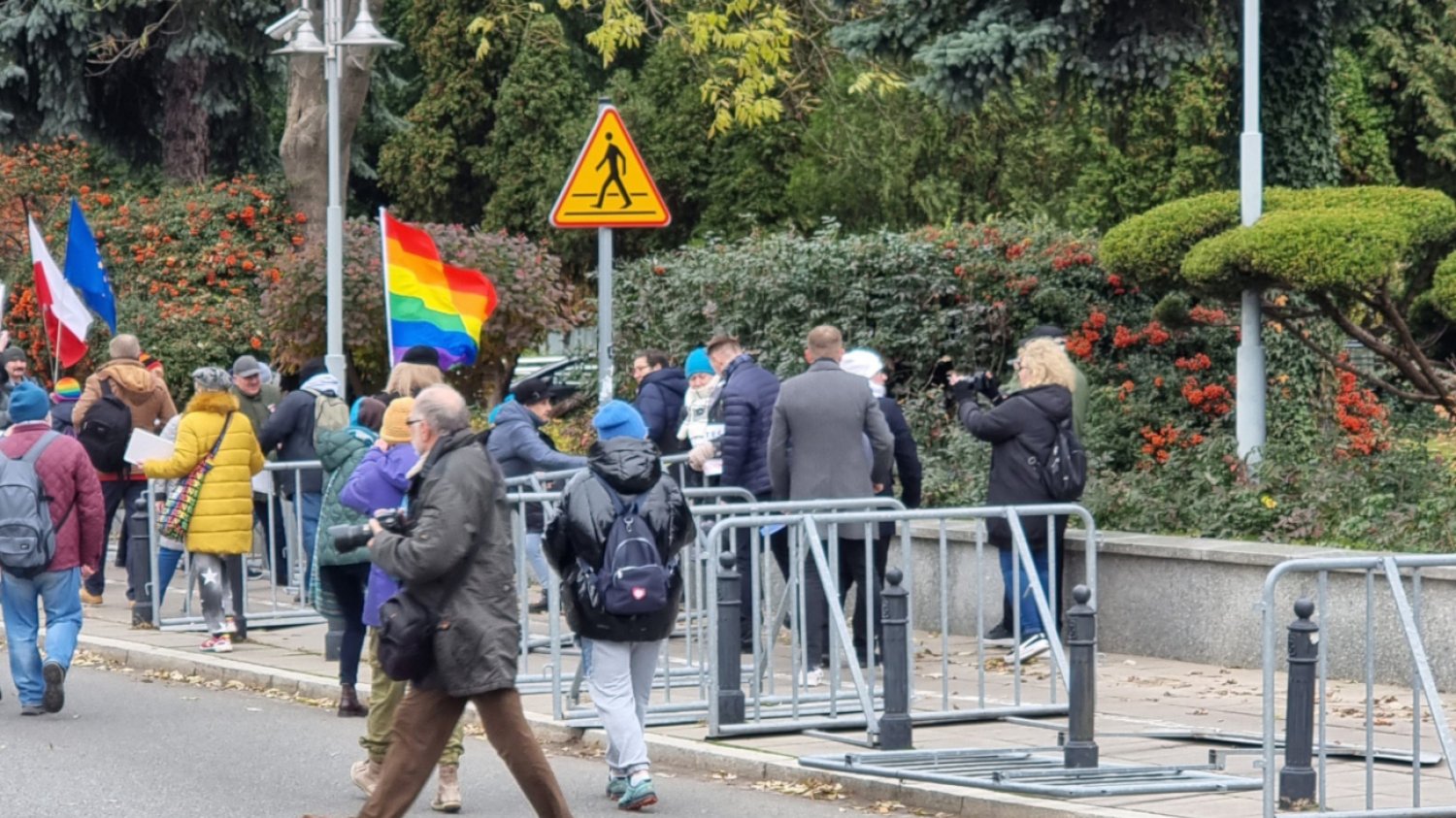 Po prawie 7 latach zniknęły barierki odgradzające Sejm. Obywatele sami je rozmontowali