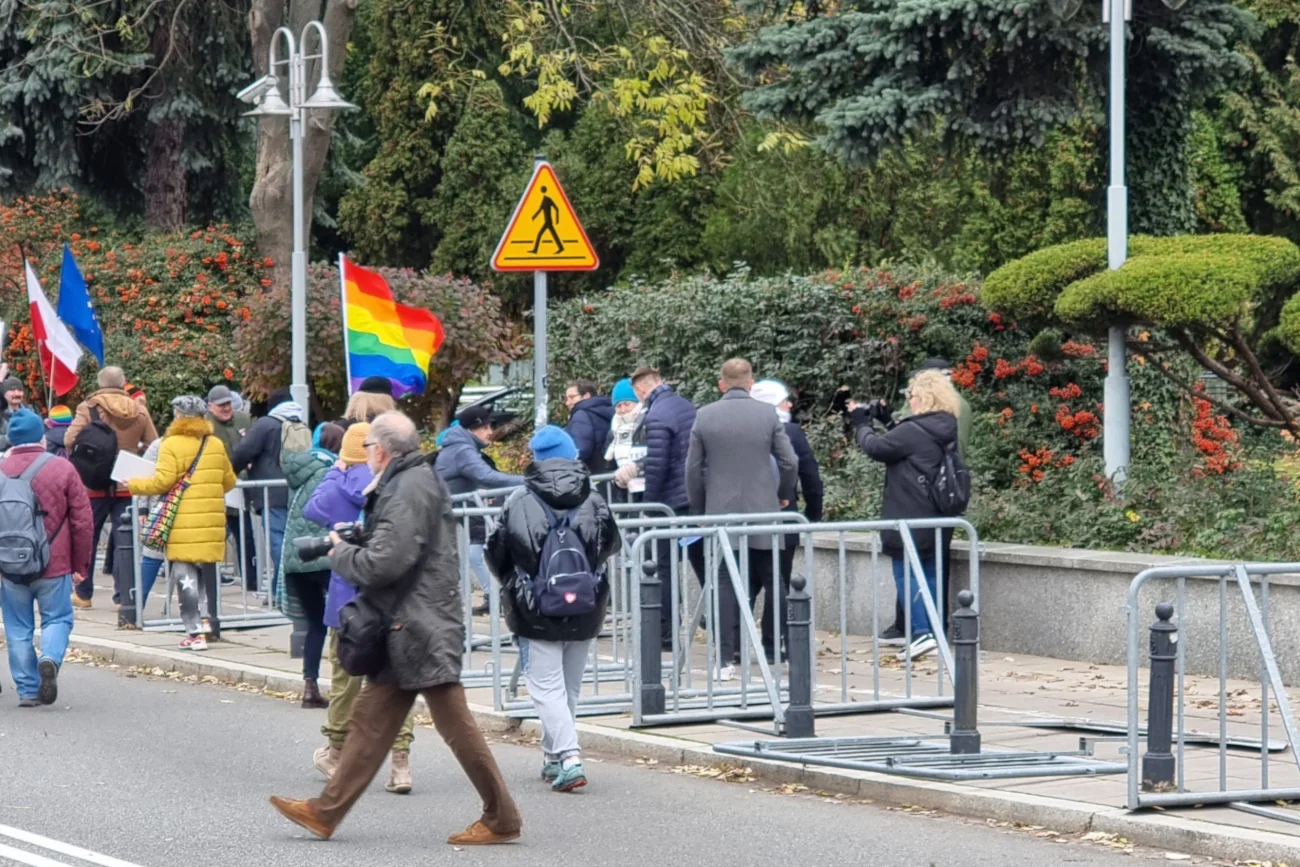 Po prawie 7 latach zniknęły barierki odgradzające Sejm. Obywatele sami je rozmontowali