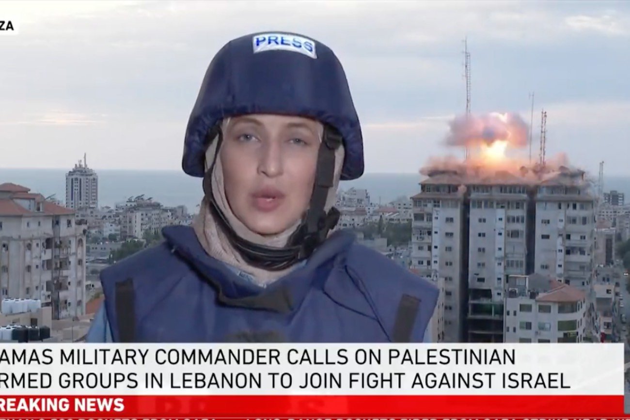 Reporterka Al Dżaziry prowadziła relację na żywo, kiedy za jej plecami spadła rakieta