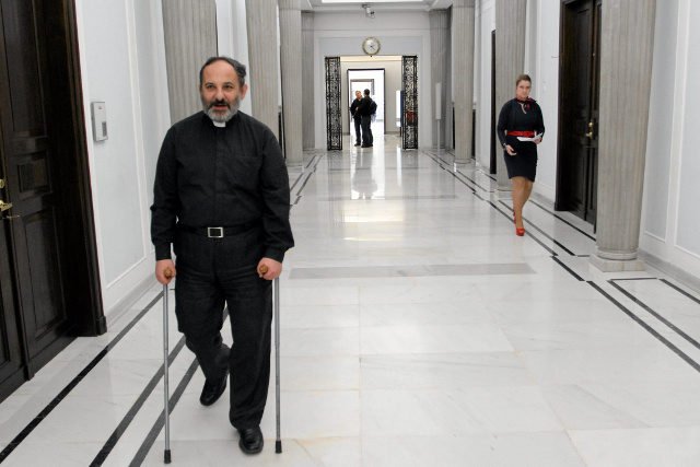 Ksiądz Isakowicz-Zalewski nie chce, żeby problemy w kościele były zamiatane pod dywan.