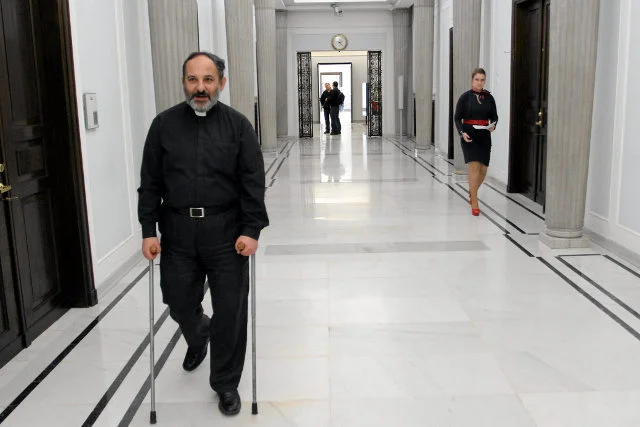 Ksiądz Isakowicz-Zalewski nie chce, żeby problemy w kościele były zamiatane pod dywan.