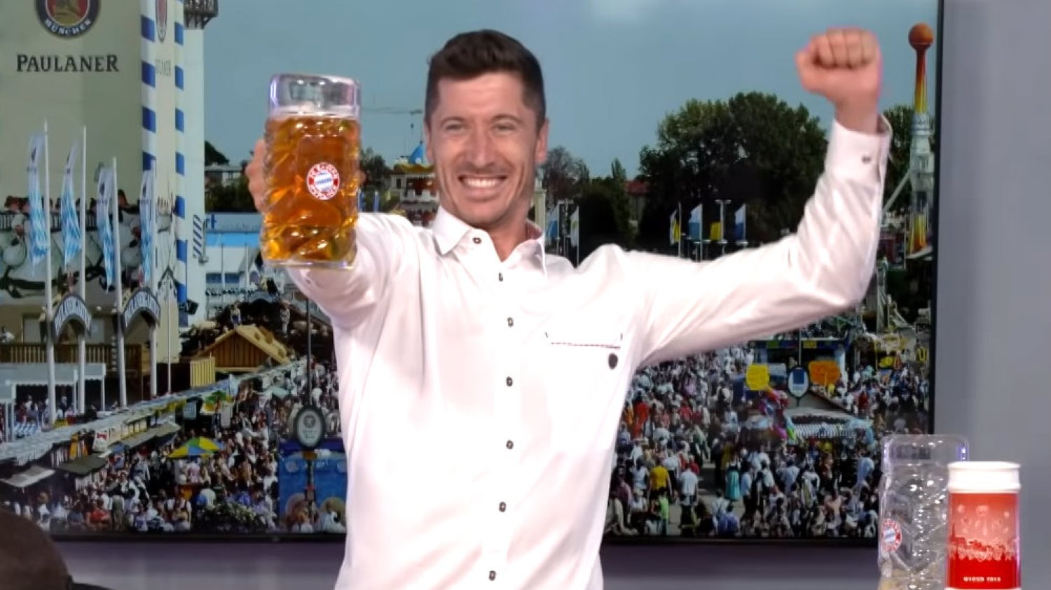 Roberta Lewandowski i Niklas Süle wzięli udział w piwnym wyzwaniu. Wszystko z okazji trwającego Oktoberfestu.