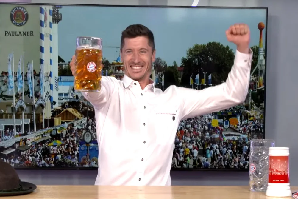 Roberta Lewandowski i Niklas Süle wzięli udział w piwnym wyzwaniu. Wszystko z okazji trwającego Oktoberfestu.