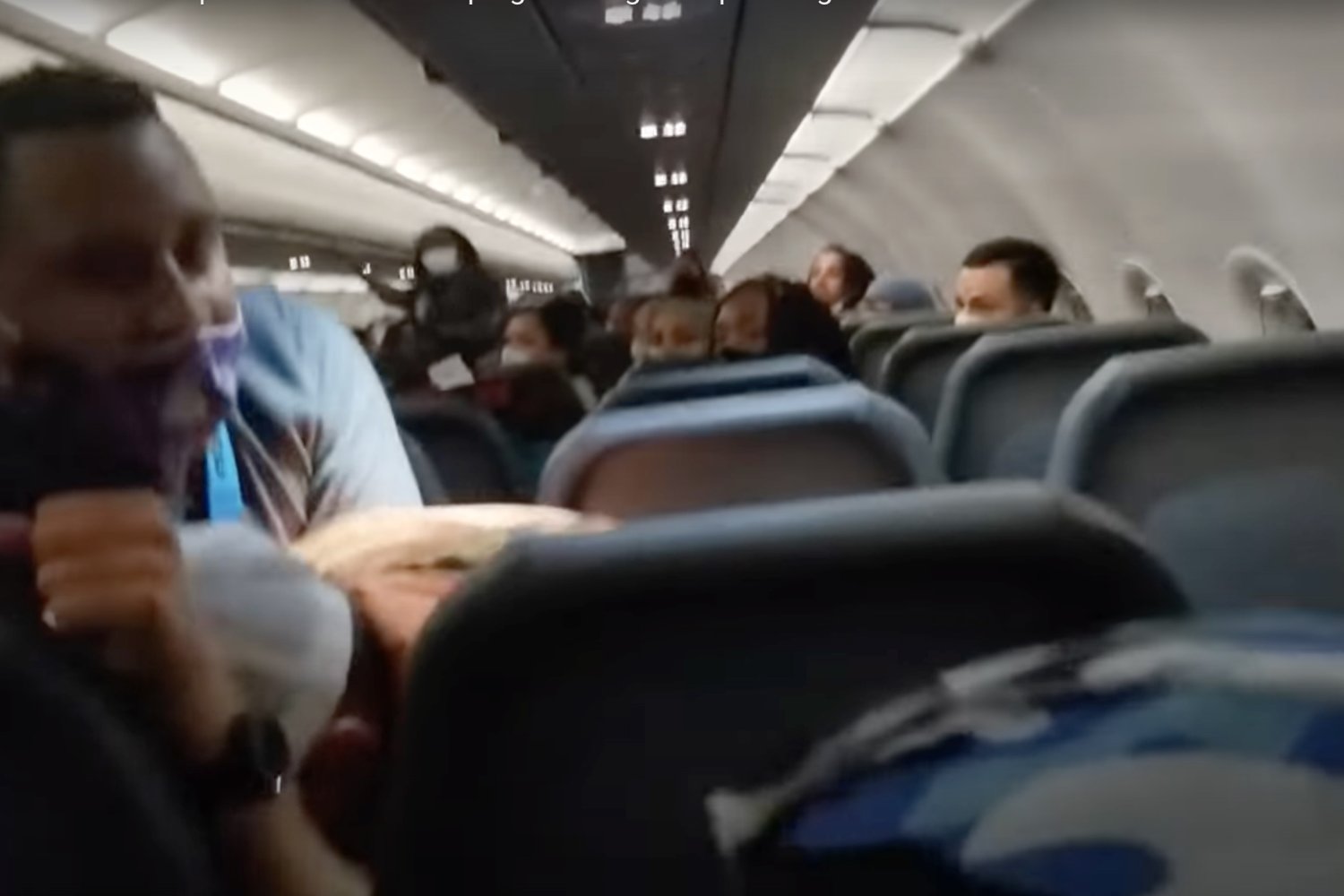 Pijany pasażer napastował stewardessy. Obsługa przywiązała go taśmą i zakneblowała.