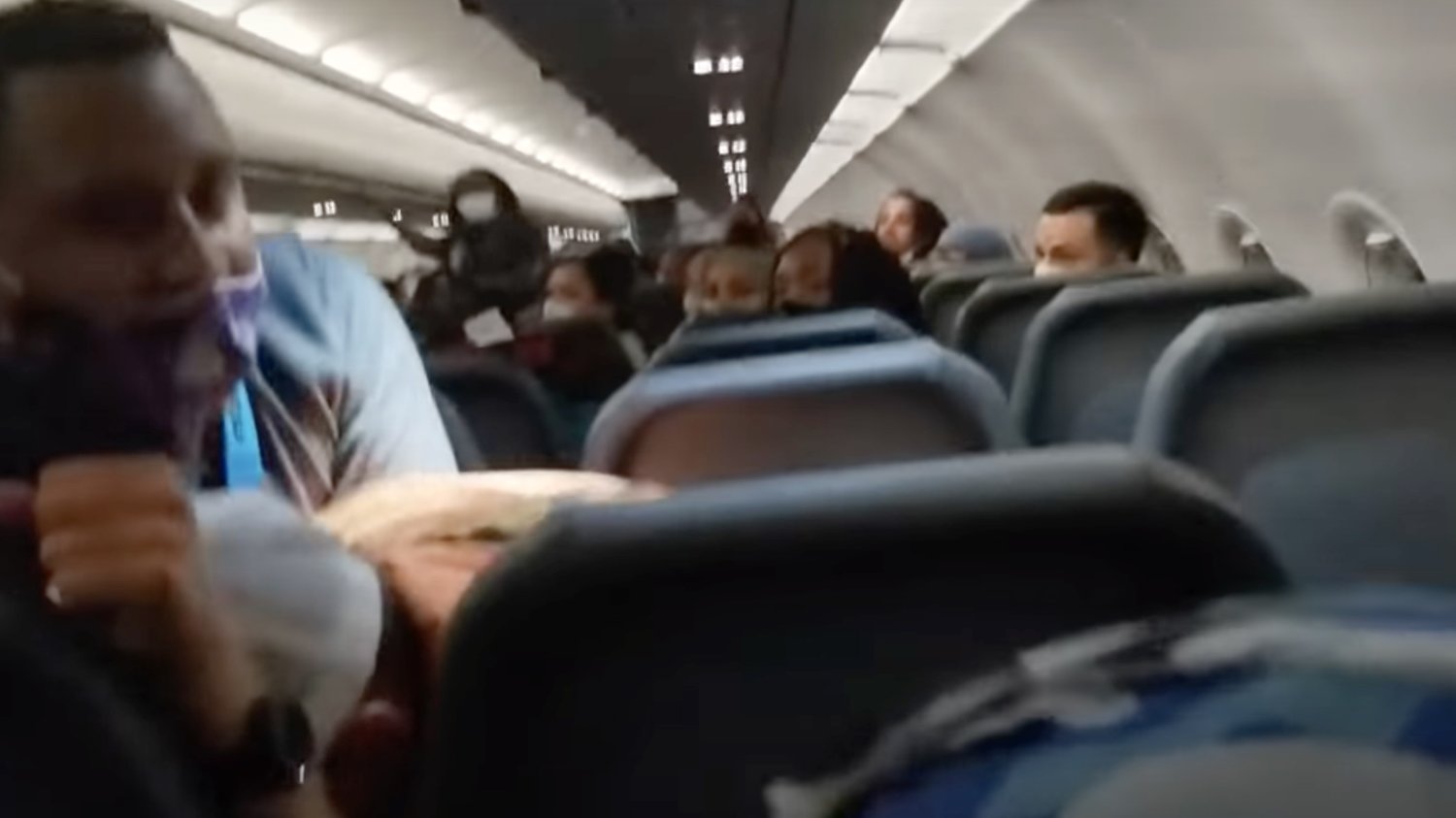 Pijany pasażer napastował stewardessy. Obsługa przywiązała go taśmą i zakneblowała.