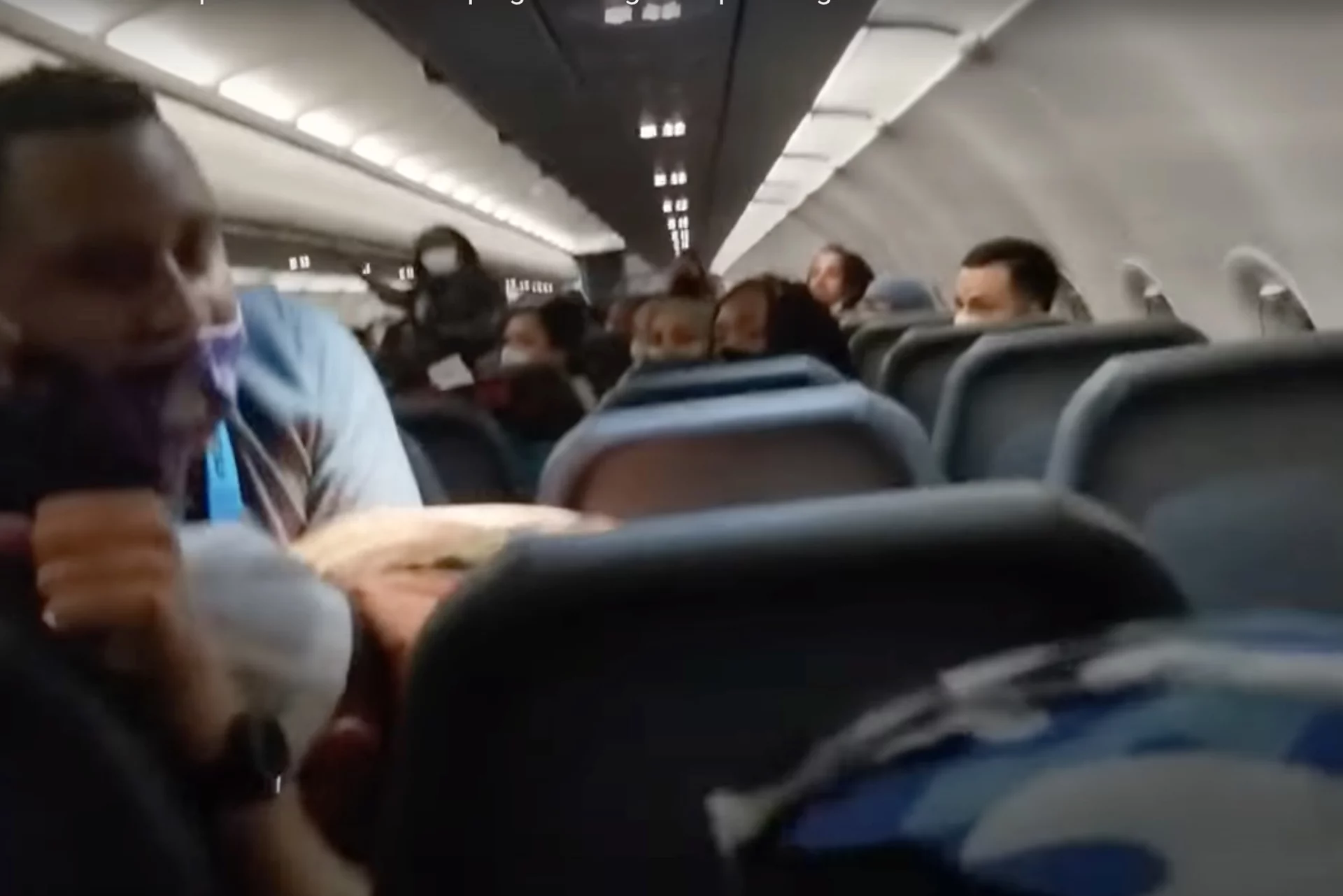 Pijany pasażer napastował stewardessy. Obsługa przywiązała go taśmą i zakneblowała.