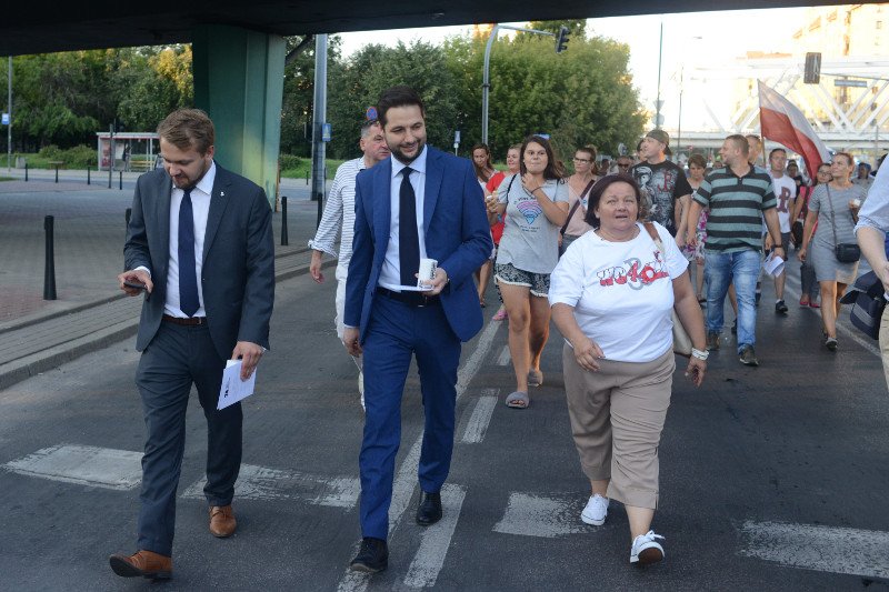 Na razie brak dowodów na to, że Patryk Jaki przekroczył ciągłą linię. Ale liczba wpadek i przypadków łamania prawa przez jego sztabowców przestaje śmieszyć.