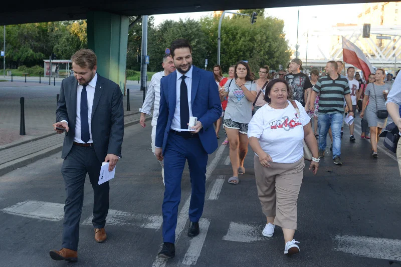 Na razie brak dowodów na to, że Patryk Jaki przekroczył ciągłą linię. Ale liczba wpadek i przypadków łamania prawa przez jego sztabowców przestaje śmieszyć.