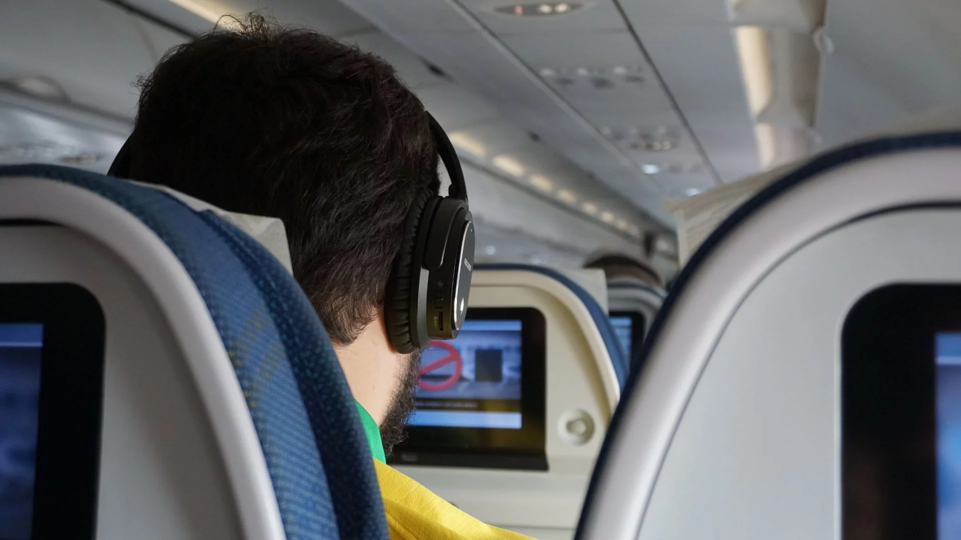 Bez słuchawek nie wychodzimy z domu. W samolocie stają się zagrożeniem