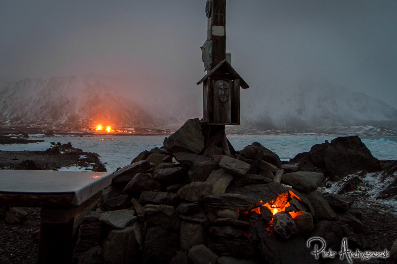 Krzyż na Przylądku Wilczka. W oddali światła Stacji