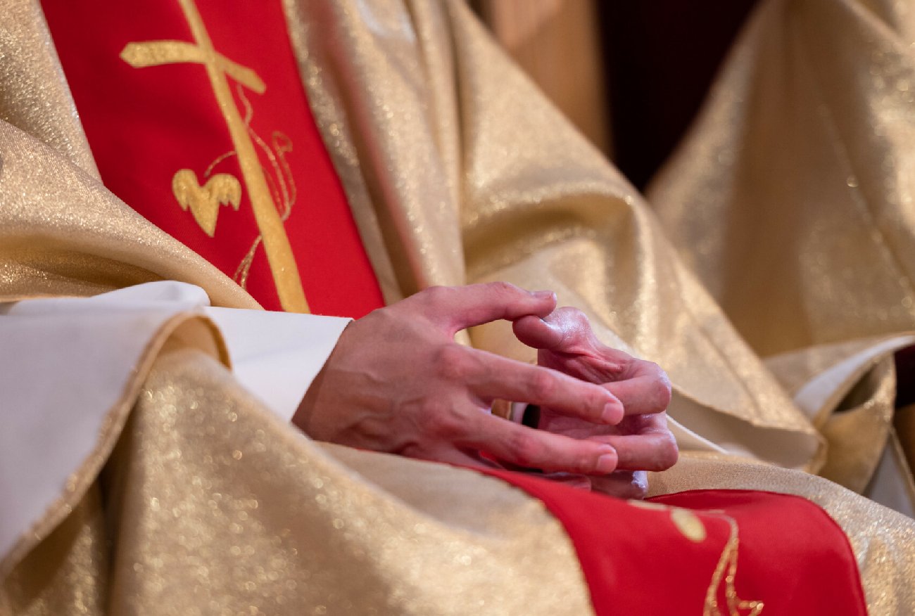 Brześć Kujawski. Pijany ksiądz dachował na poboczu. Teraz poniesie karę