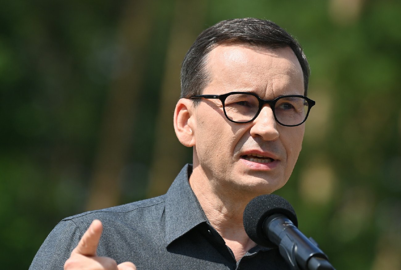 Morawiecki podał kolejne pytanie referendalne. Biedroń ujawnił, co na to Komisja Europejska.