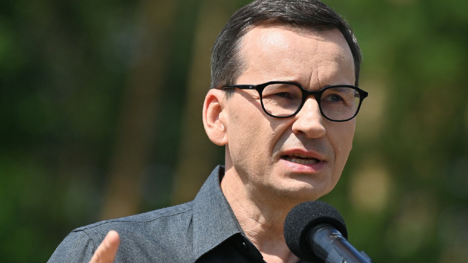 Morawiecki podał kolejne pytanie referendalne. Biedroń ujawnił, co na to Komisja Europejska.