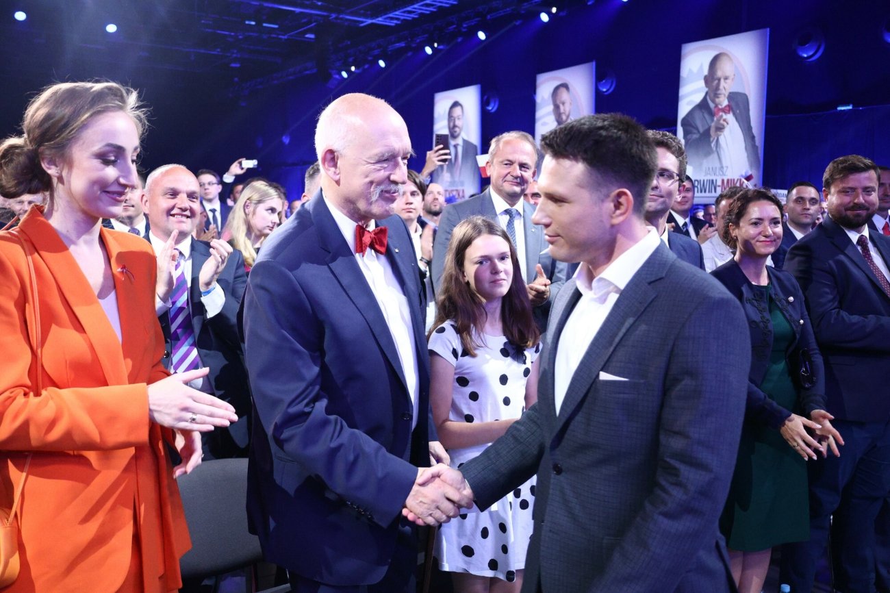 Konwencja programowa Konfederacji. Od lewej: Karolina Trzaskos, Janusz Korwin-Mikke, Sławomir Mentzen.