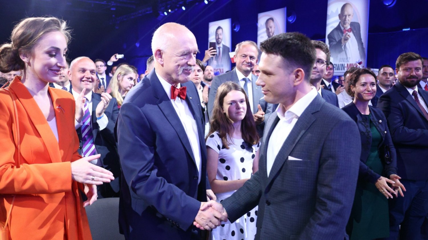 Konwencja programowa Konfederacji. Od lewej: Karolina Trzaskos, Janusz Korwin-Mikke, Sławomir Mentzen.