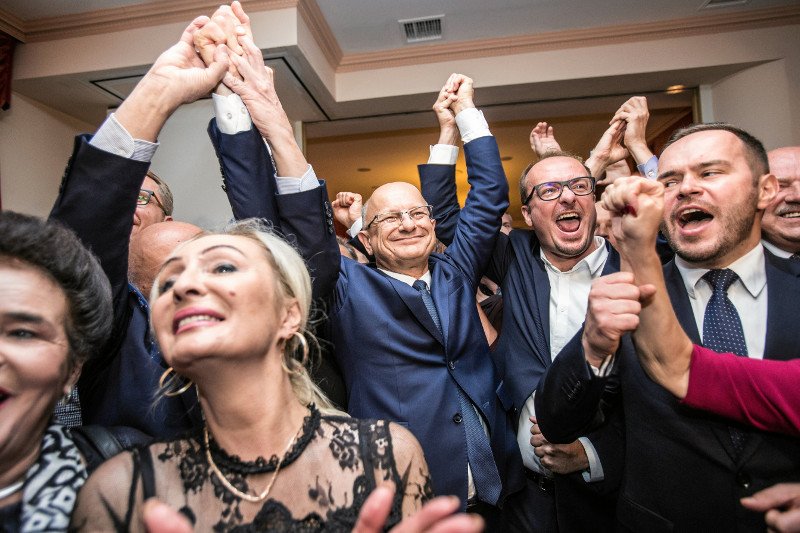 Prezydent Lublina, Krzysztof Żuk, triumfuje w pierwszej turze wyborów samorządowych 2018.