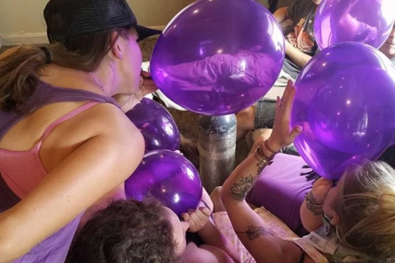 Moda na inhalowanie się podtlenkiem azotu trafiła do Polski. Czy "nitro balony" na stałe zagoszczą na polskich imprezach czy to raczej trend, który przeminie tak szybko jak się pojawił? Lekarka ostrzega przed nieodpowiedzialnym korzystaniem.